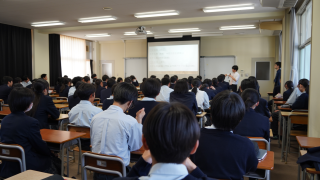 修学旅行に向けた準備を行いました（2年生LHR）
