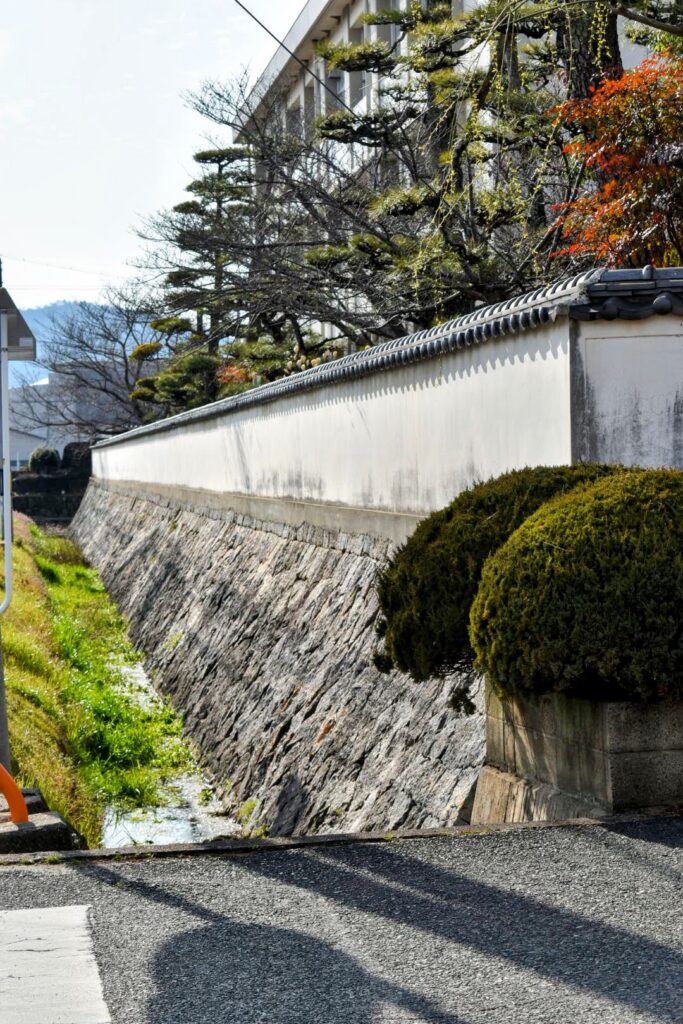 矢掛高校の白壁、堀、そして石垣が織り成す、歴史ある景観美を未来へ