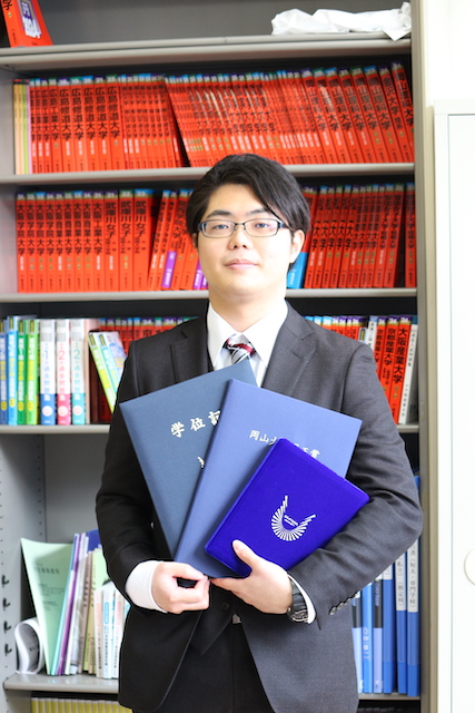 卒業生、岡山大学理学部化学科主席＆岡山大学黒正賞を獲得