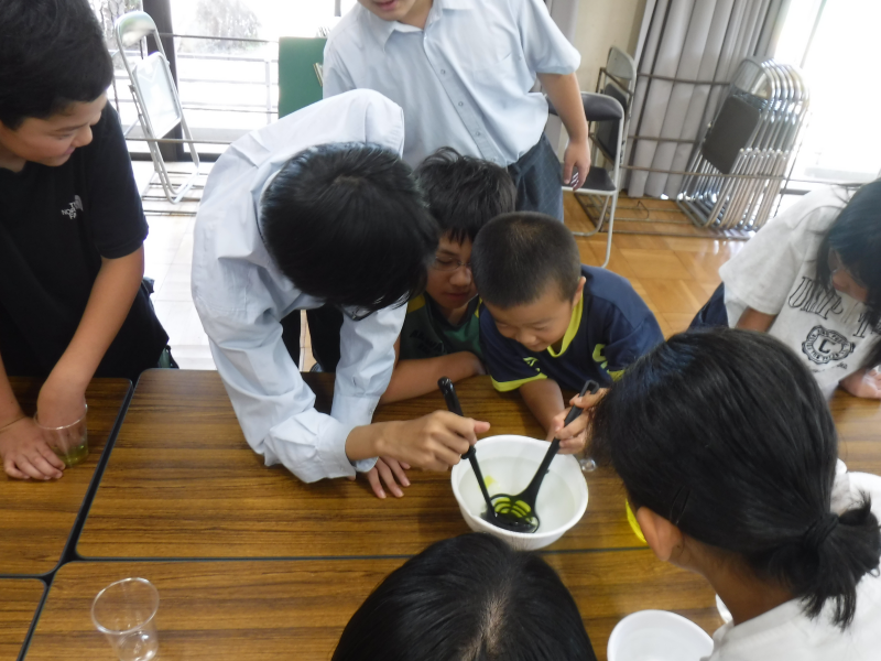 中高合同サイエンス部が三谷公民館で科学教室を開催しました